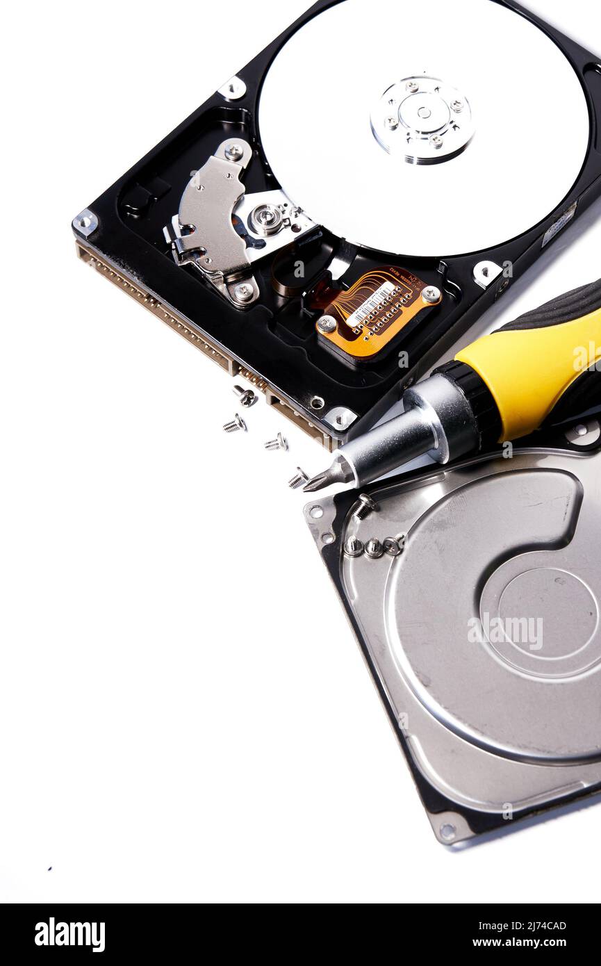 Öffnen Sie die Festplatte und den Schraubendreher isoliert auf weißem Hintergrund aus der Nähe. Computer-Festplatte HDD. Computerspeicher, vertikale Aufnahme. Stockfoto