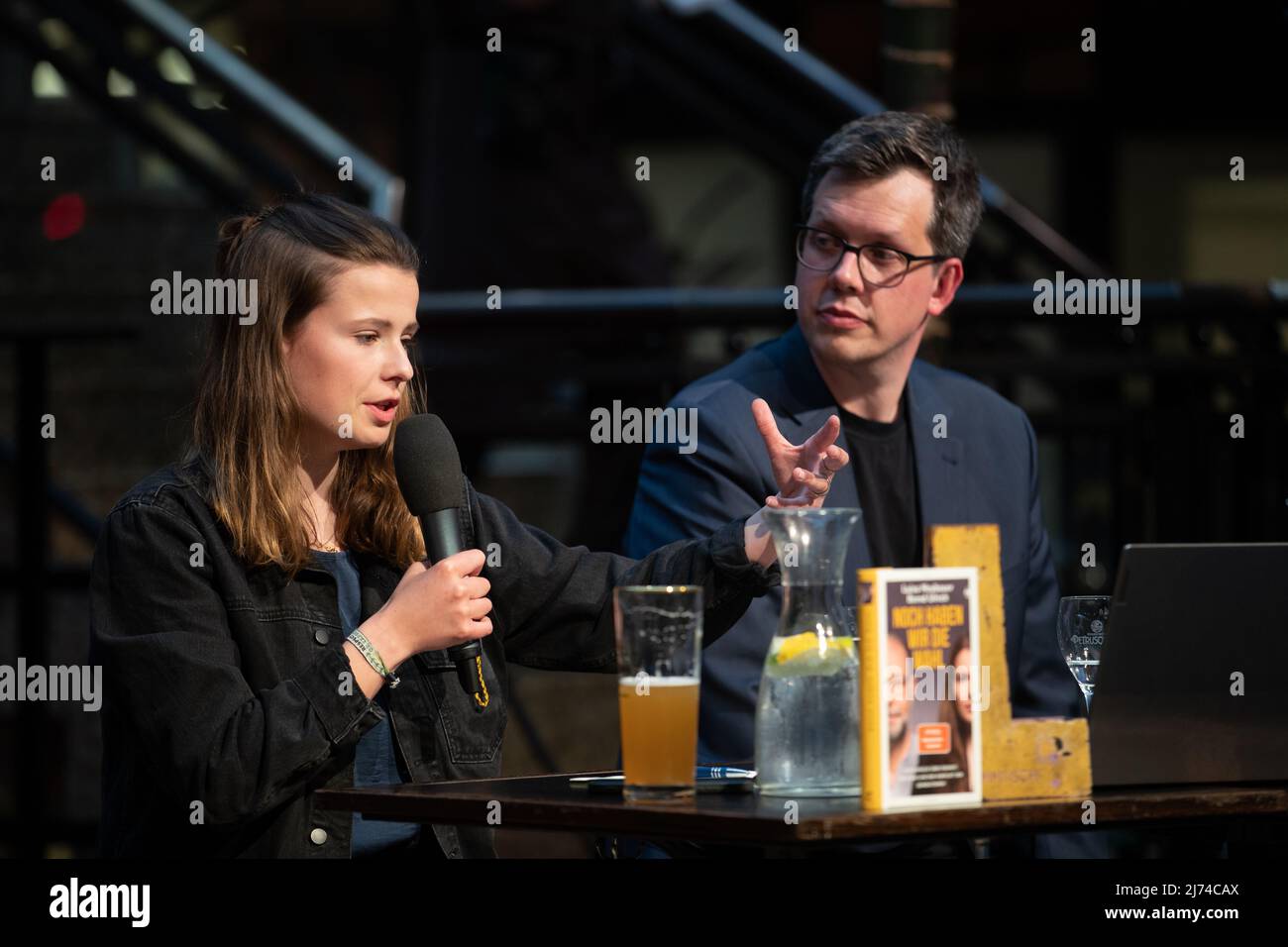 Luisa Neubauer von Fridays for Future und Lukas Koehler ( FDP ) bei der Diskussion „Wir haben noch die Wahl“ am 5. Mai 2022 im Cafe Luitpold in München. (Foto von Alexander Pohl/Sipa USA) Stockfoto