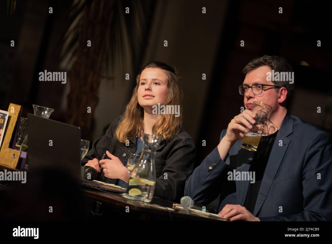 Luisa Neubauer von Fridays for Future und Lukas Koehler ( FDP ) bei der Diskussion „Wir haben noch die Wahl“ am 5. Mai 2022 im Cafe Luitpold in München. (Foto von Alexander Pohl/Sipa USA) Stockfoto