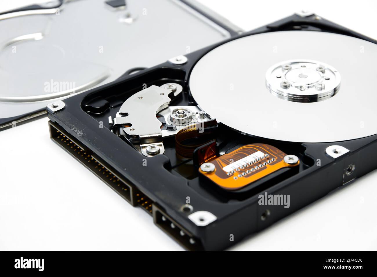 Öffnen Sie die Festplatte isoliert auf weißem Hintergrund Nahaufnahme. Festplatte des Computers, Festplatte, Computerspeicher. Stockfoto