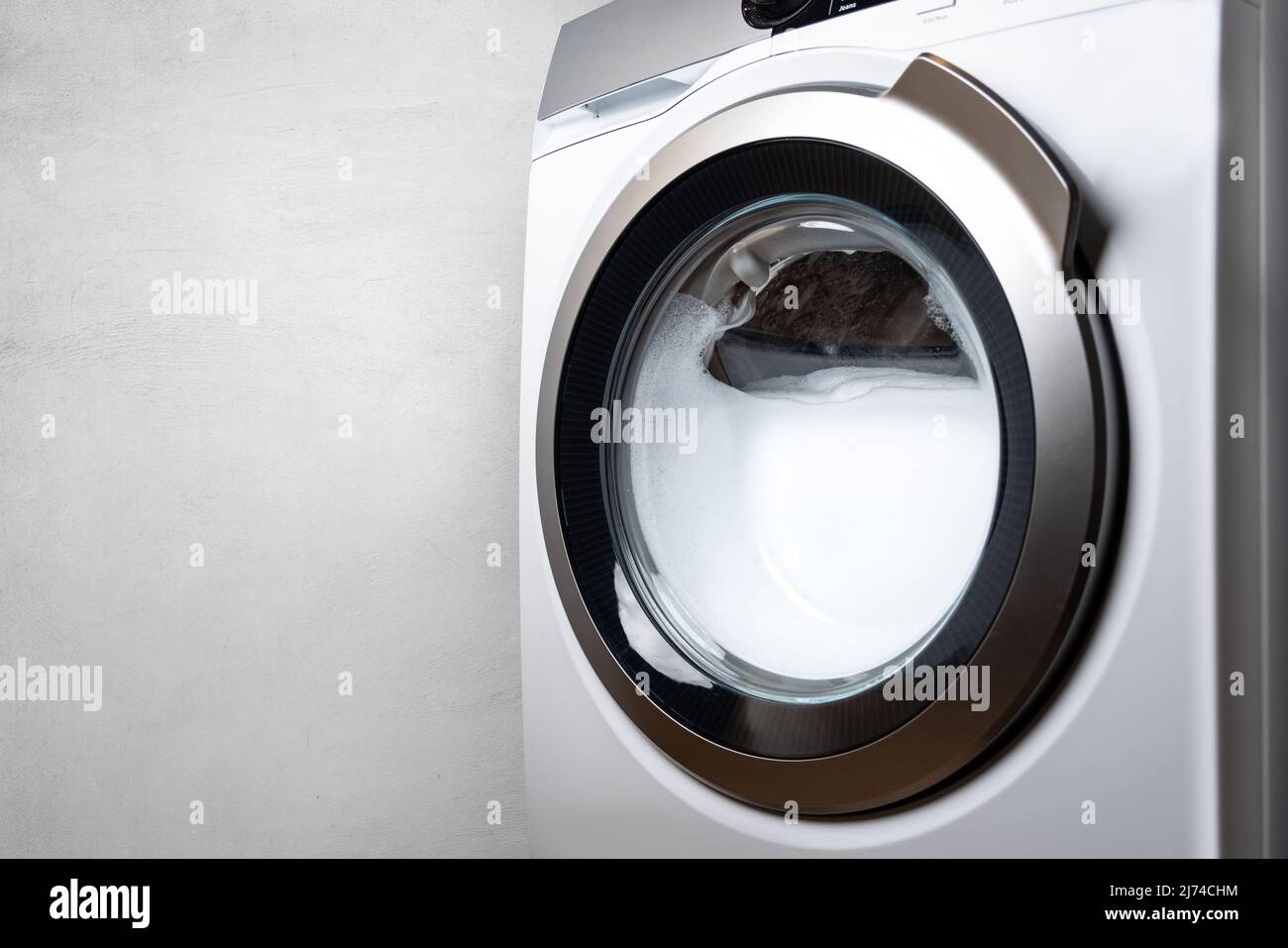 Waschmaschine voller Schaum Stockfoto