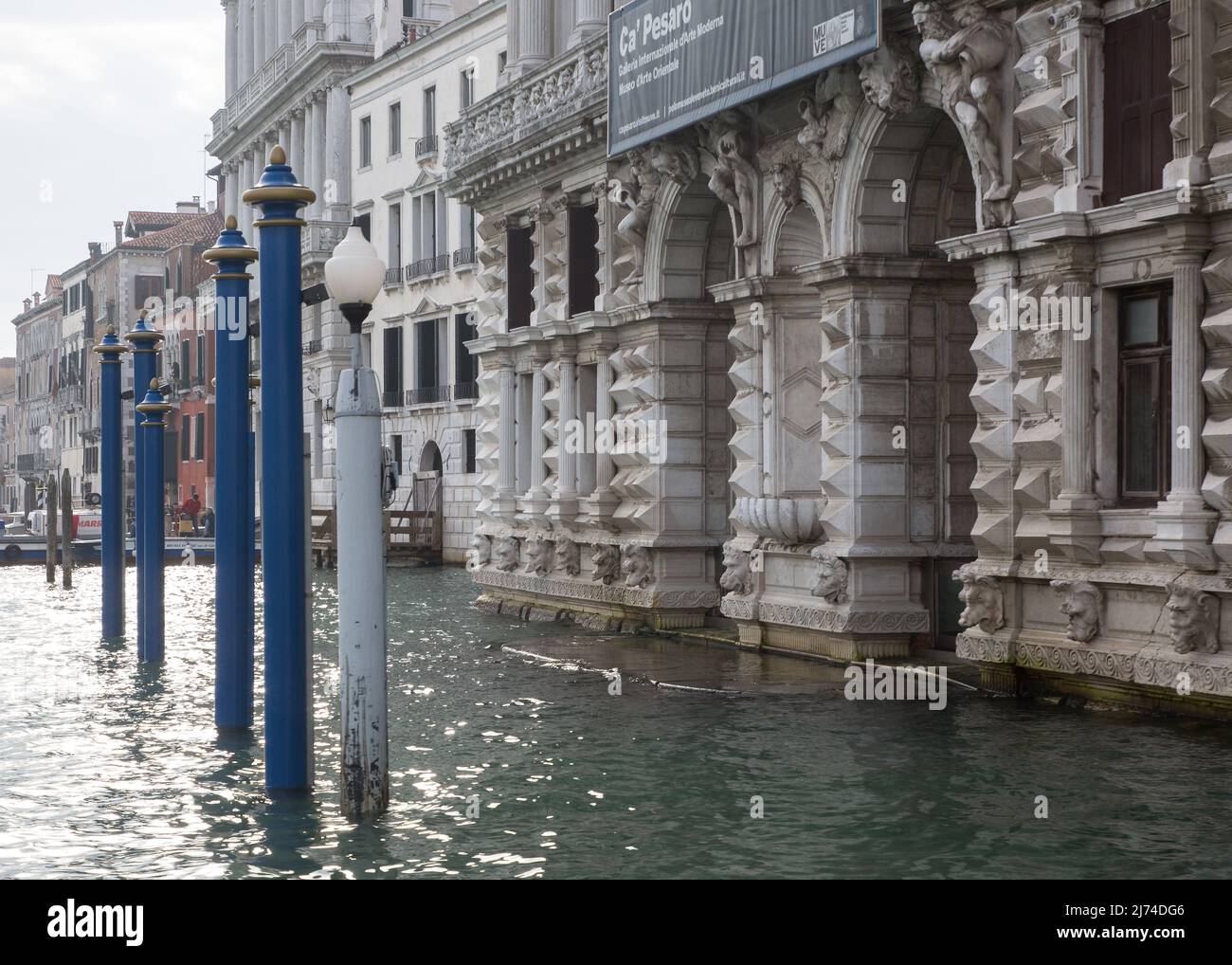 Italien Venedig Ca´Pesaro -27 Palazzo am Canal Grande erbaut 1652-1710 heute Kunstmuseum Erdgeschoß Stockfoto