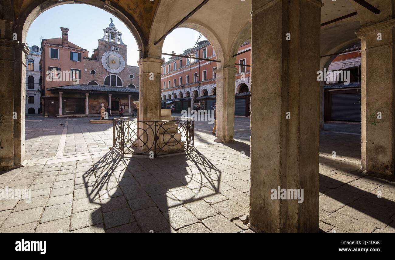 Italien Venedig Colonna del Bando 432 mit Durchblick zur Kirche San