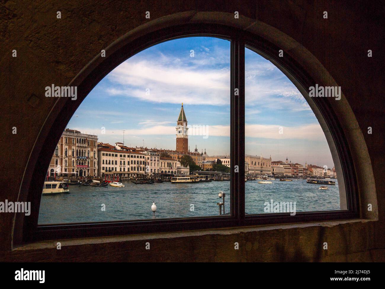 Italien Venedig Dogana da Mar -116 Blick aus einem nördlichen Fenster des heutigen Kunstmuseums (Fondazione Pinault) über das Bacino di San Marco zum Stockfoto
