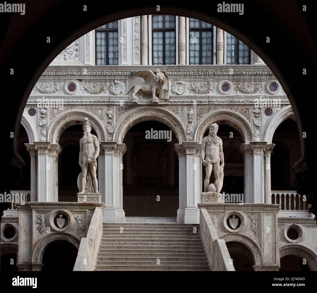 Italien Venedig Dogenpalast -114 Innenhof Scala dei Giganti baut ab 1483 von Antonio Rizzi links Mars und rechts Neptun Skulpturen von Jacopo Sansov Stockfoto