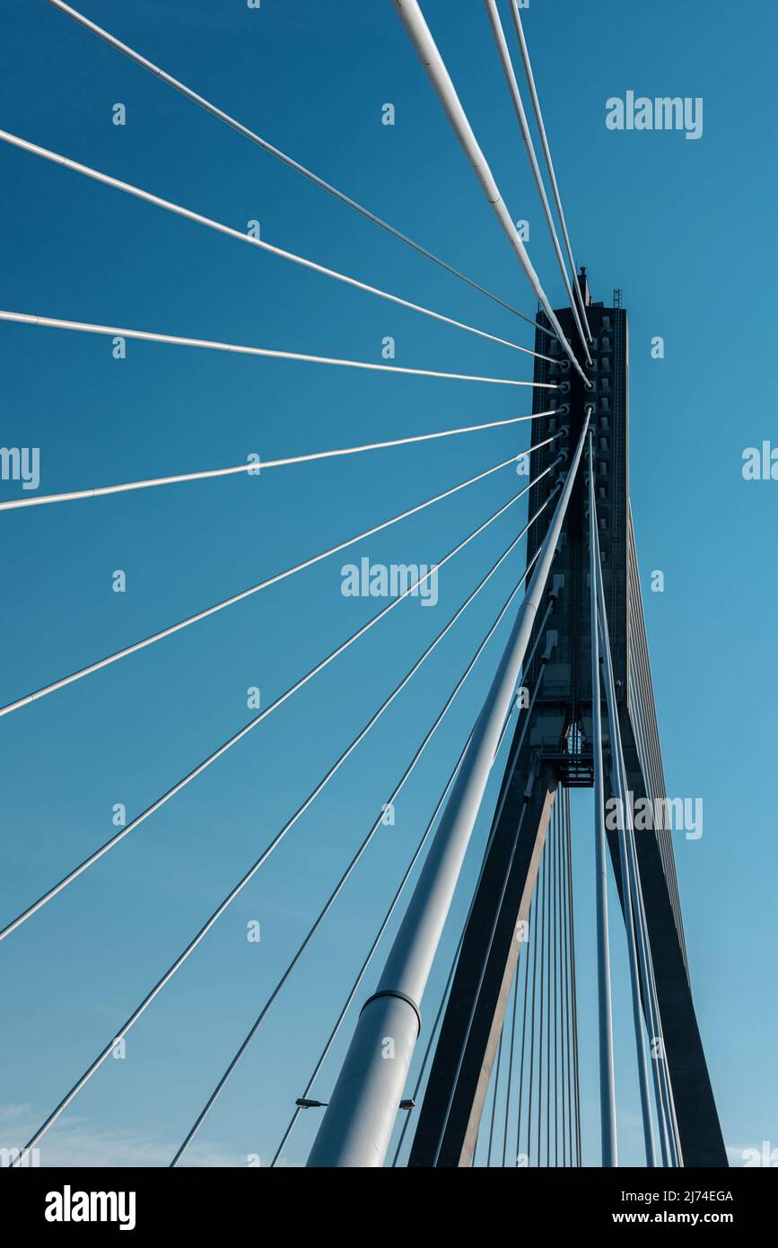 Brückenstütze mit Kabeln auf Himmel Hintergrund. Stockfoto
