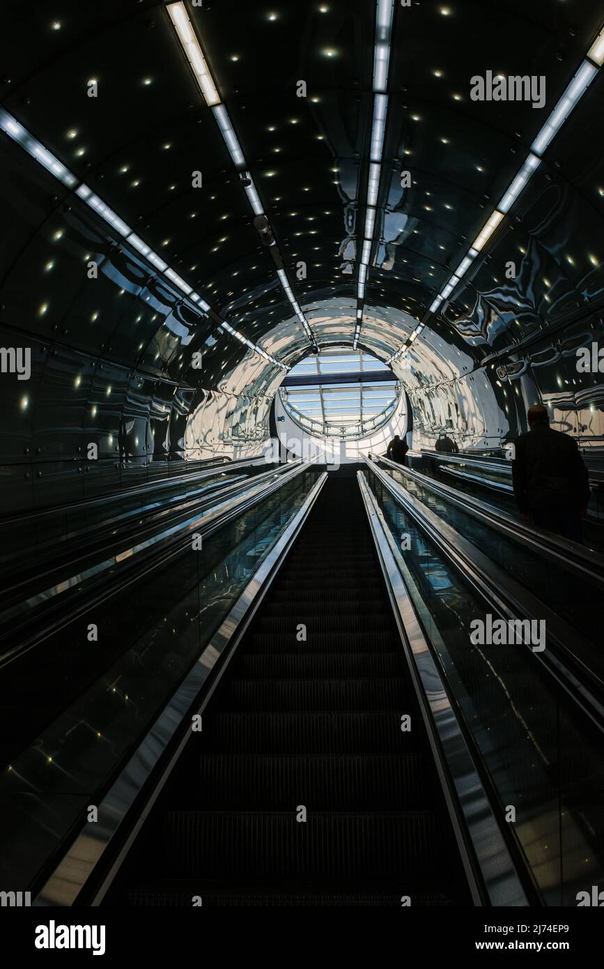 Ausgang zur Rolltreppe in der U-Bahn. Ansicht von unten nach oben. Stockfoto