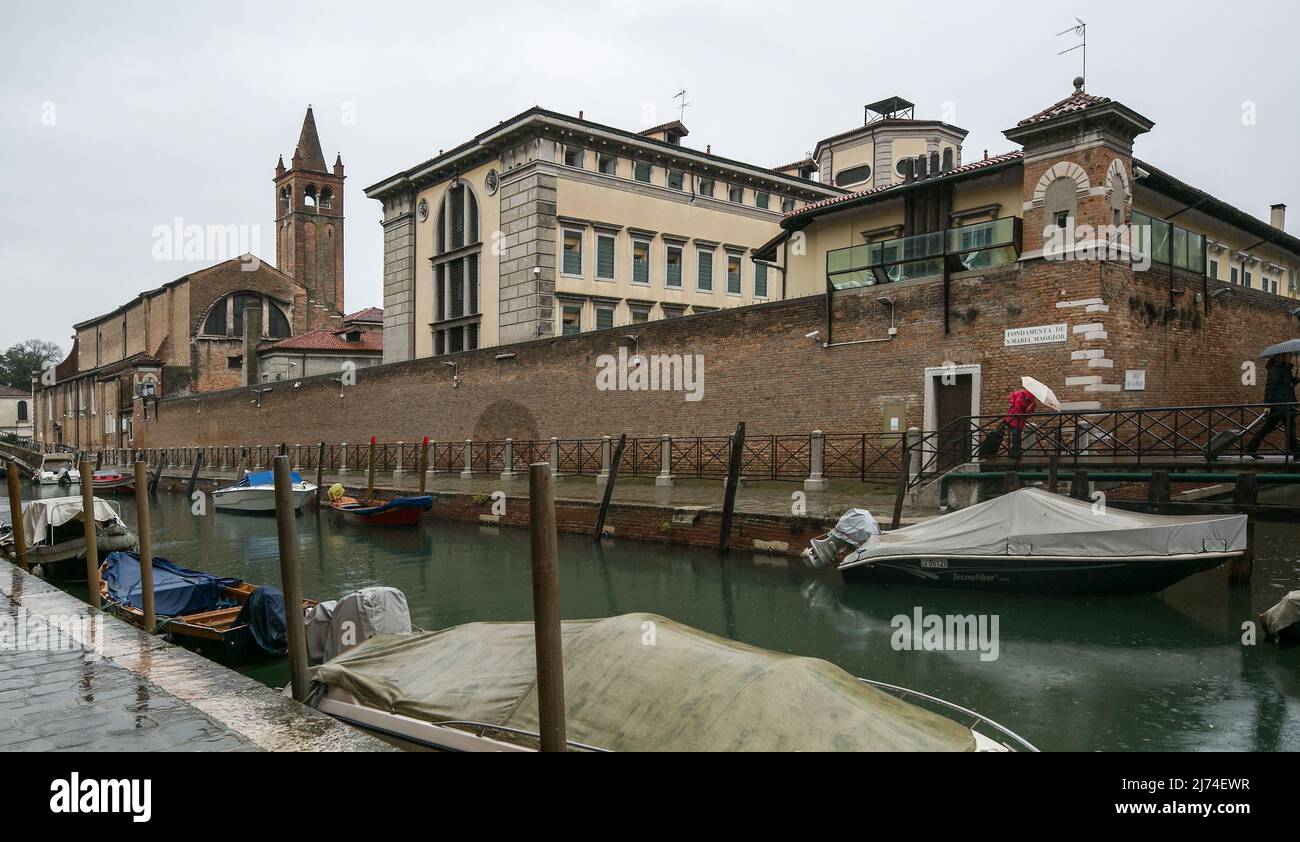 Italien Venedig Kirche Santa Maria Maggiore -416 erb 1500-06 ANF 19 Jh entwidmet U d re im Vordergrund 1920-30 erb Fangnis als Magazin zugeordnet Stockfoto