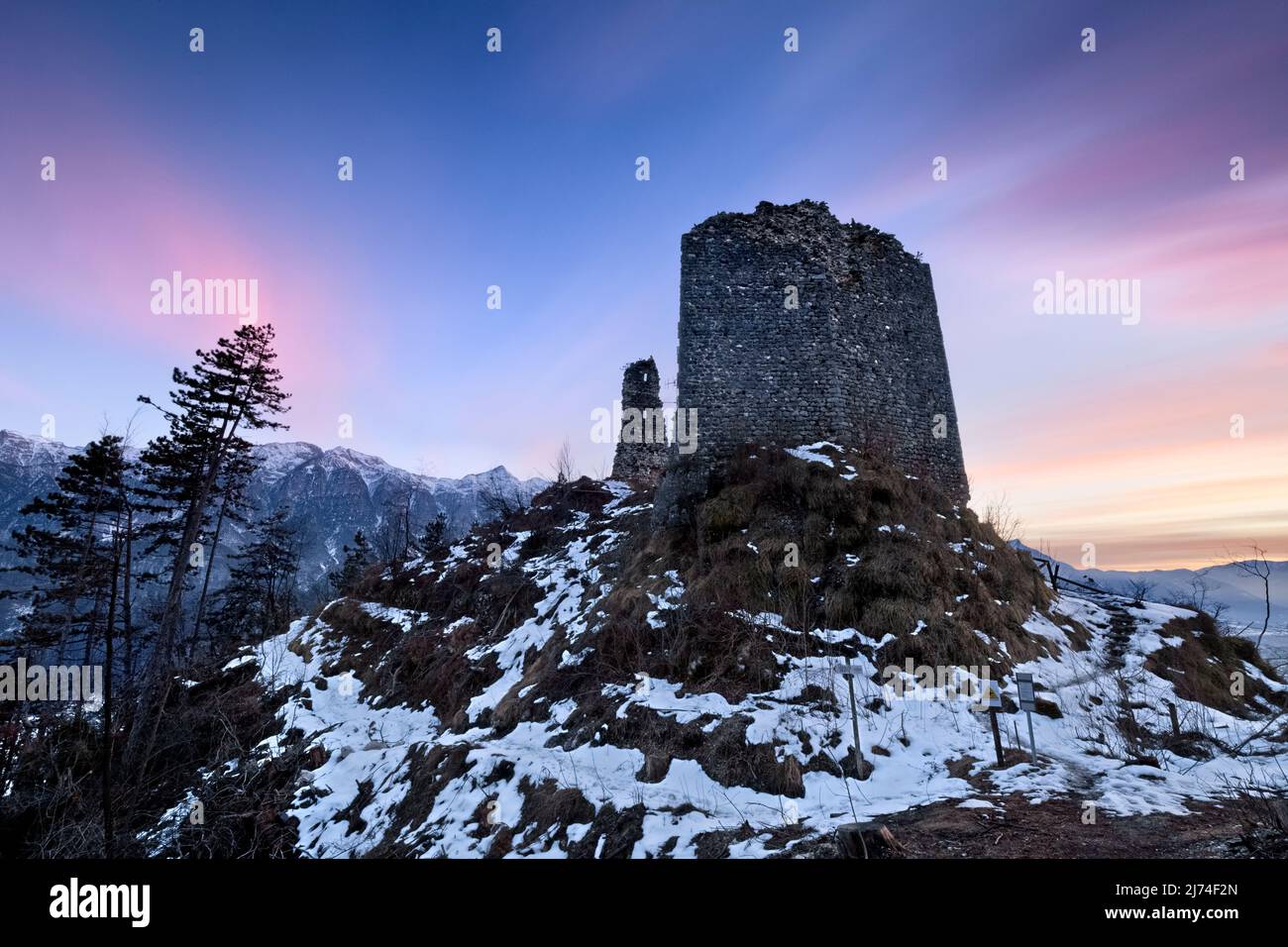 Die mittelalterlichen Ruinen der Burg San Pietro stehen auf dem Gipfel des Monte Ciolino. Torcegno, Valsugana, Provinz Trient, Trentino-Südtirol, Italien. Stockfoto