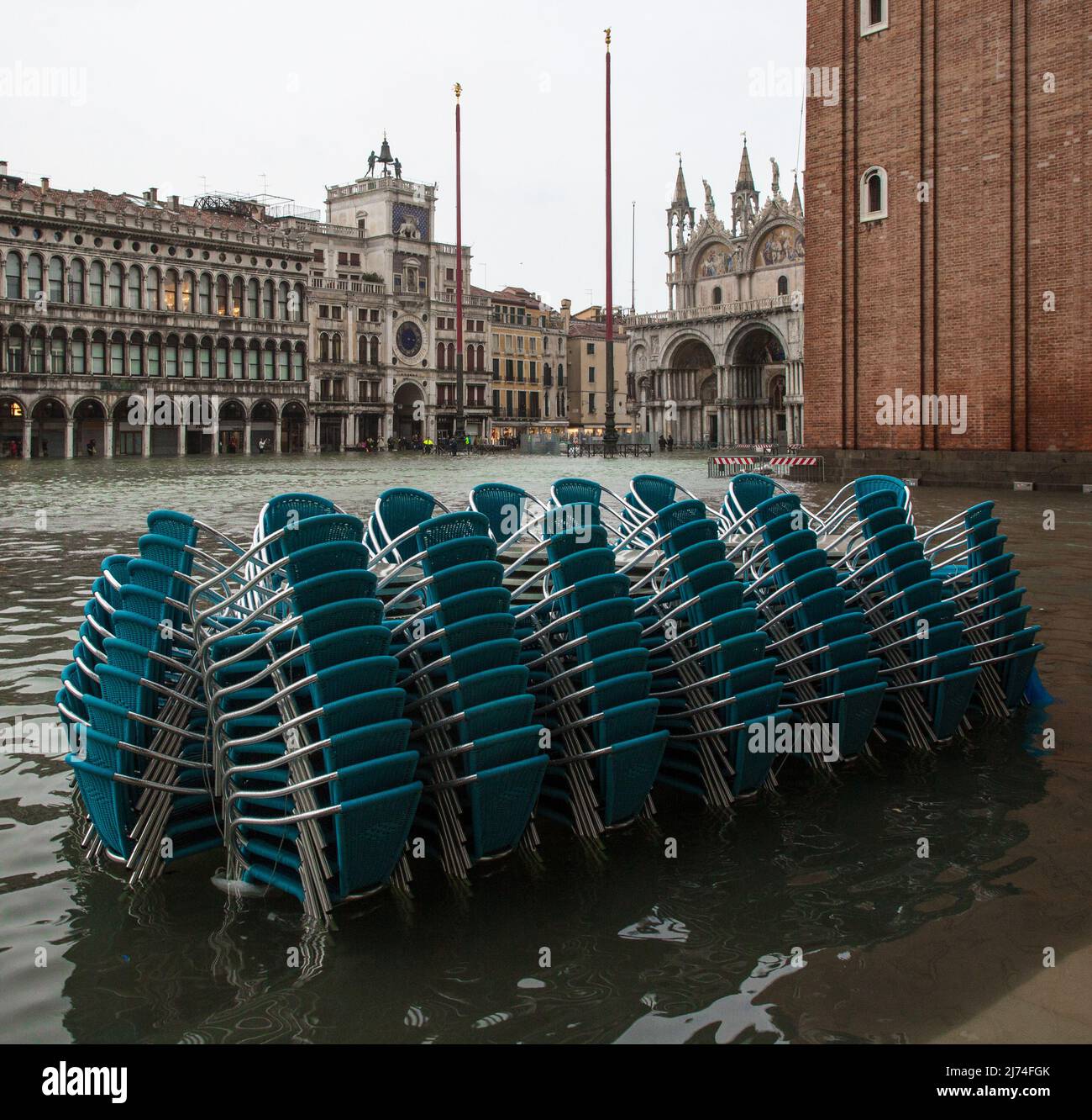 Italien Venedig Marktplatz -150 Blick bei Hochwasser nach NO mit Alten Prokuraten Uhrturm und Markusdom ganz rechts Campanile Stockfoto