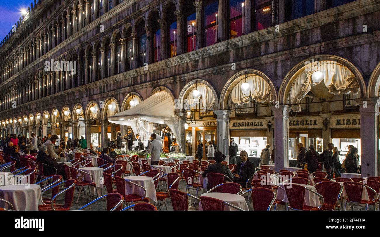 Italien Venedig Marktplatz -201 Alte Prokuraten geplant / Mauro Codussi Baubeginn nach 1500 Bauleitung ab 1517 Bartolomeo Bon Verwaltungsbau im EG E Stockfoto