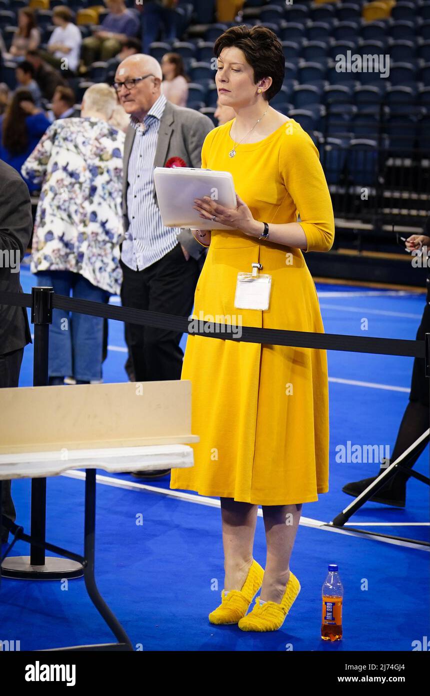 Die SNP-Abgeordnete Alison Thewliss beim Stadtrat von Glasgow zählt in der Emirates Arena in Glasgow zu den Kommunalwahlen. Bilddatum: Freitag, 6. Mai 2022. Stockfoto