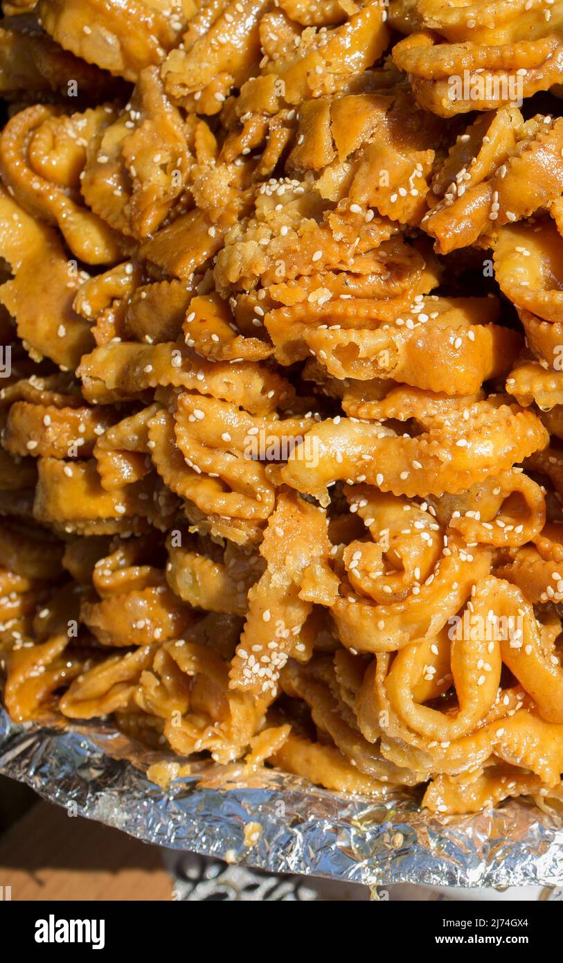 Platte mit Chebakia vollgestopft. Frittiertes marokkanisches Gebäck Stockfoto