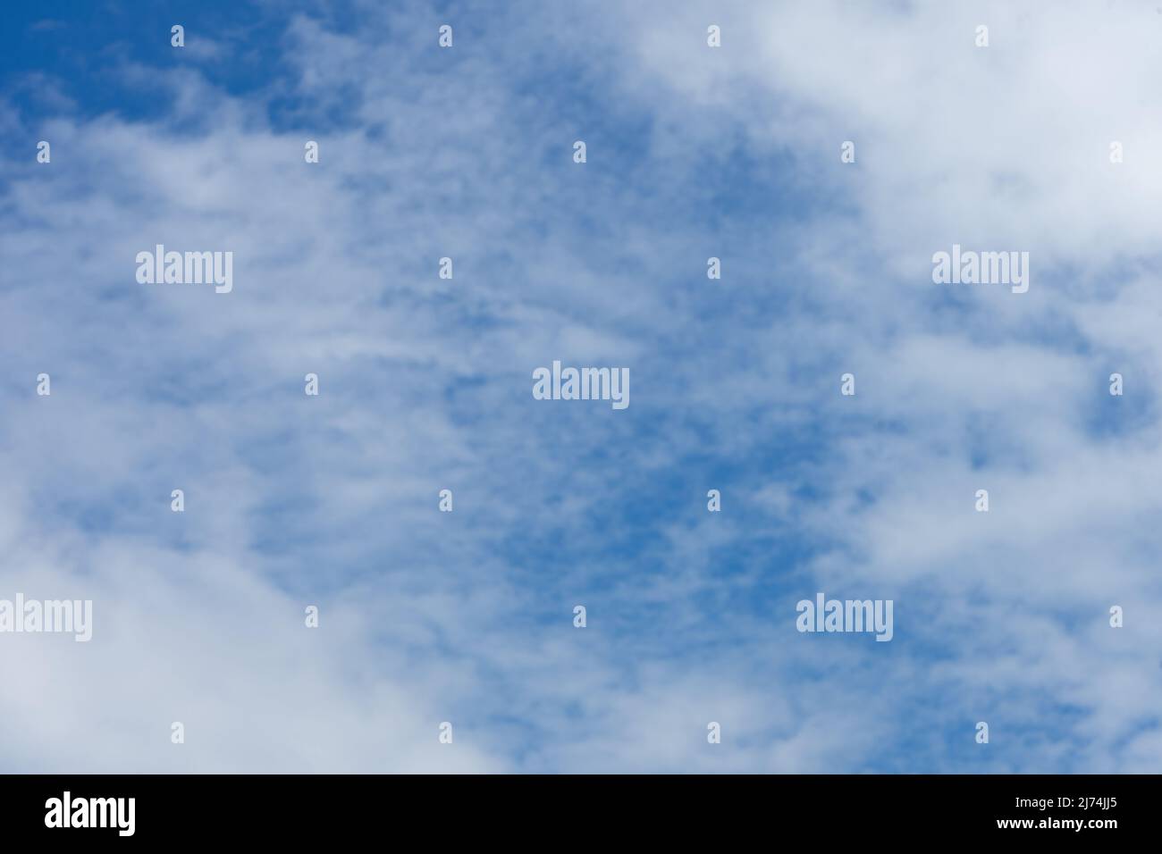 Flüssige weiße Wolken auf einem blauen Himmel. Stockfoto