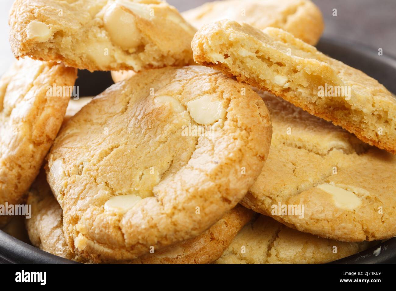 Hausgemachte leckere Plätzchen mit Macadamia-Nüssen und weißer Schokolade aus nächster Nähe. Horizontal Stockfoto