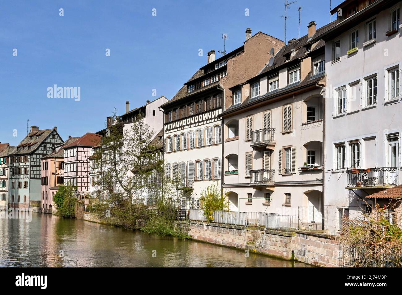 Straßburg, Frankreich - April 2022: Gebäude am Kanal im Tannerviertel von Le Petit France in der Nähe des Stadtzentrums Stockfoto