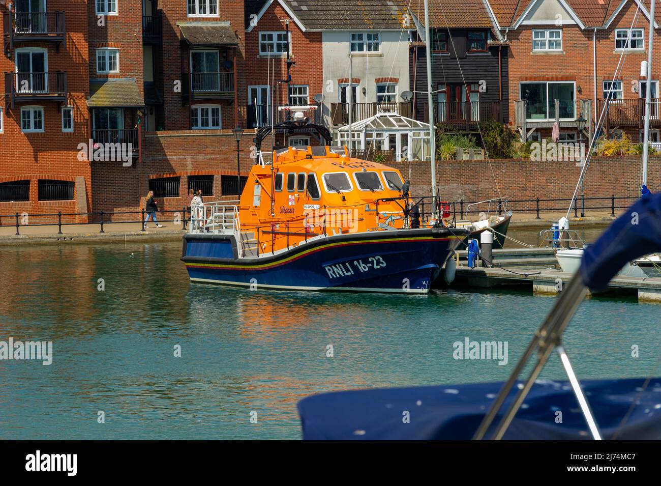 Eastbourne Lifeboat (RNLB Silver Jubilee) in Sovereign Harbour, Eastbourne, East Sussex, England Stockfoto