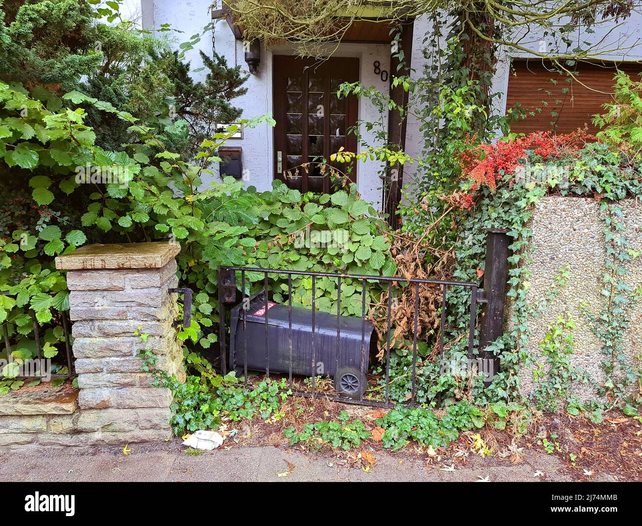 Verlassene Haus nicht mehr mit bewachsenen Garten, Deutschland genutzt Stockfoto