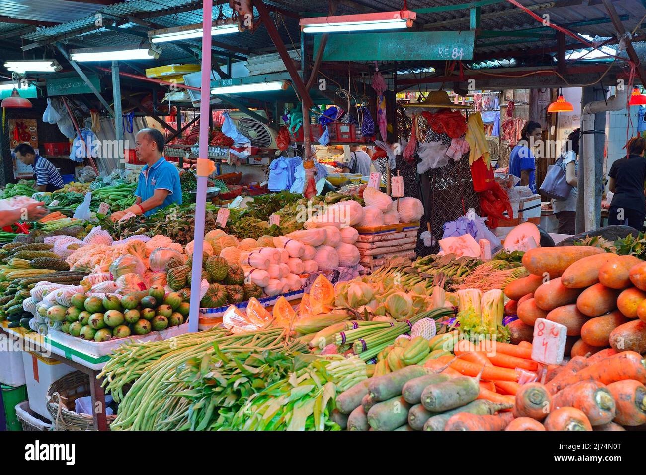 Typische Obst- und Gemüsesorten stehen auf einem Markt in Kowloon, China, Hongkong Stockfoto