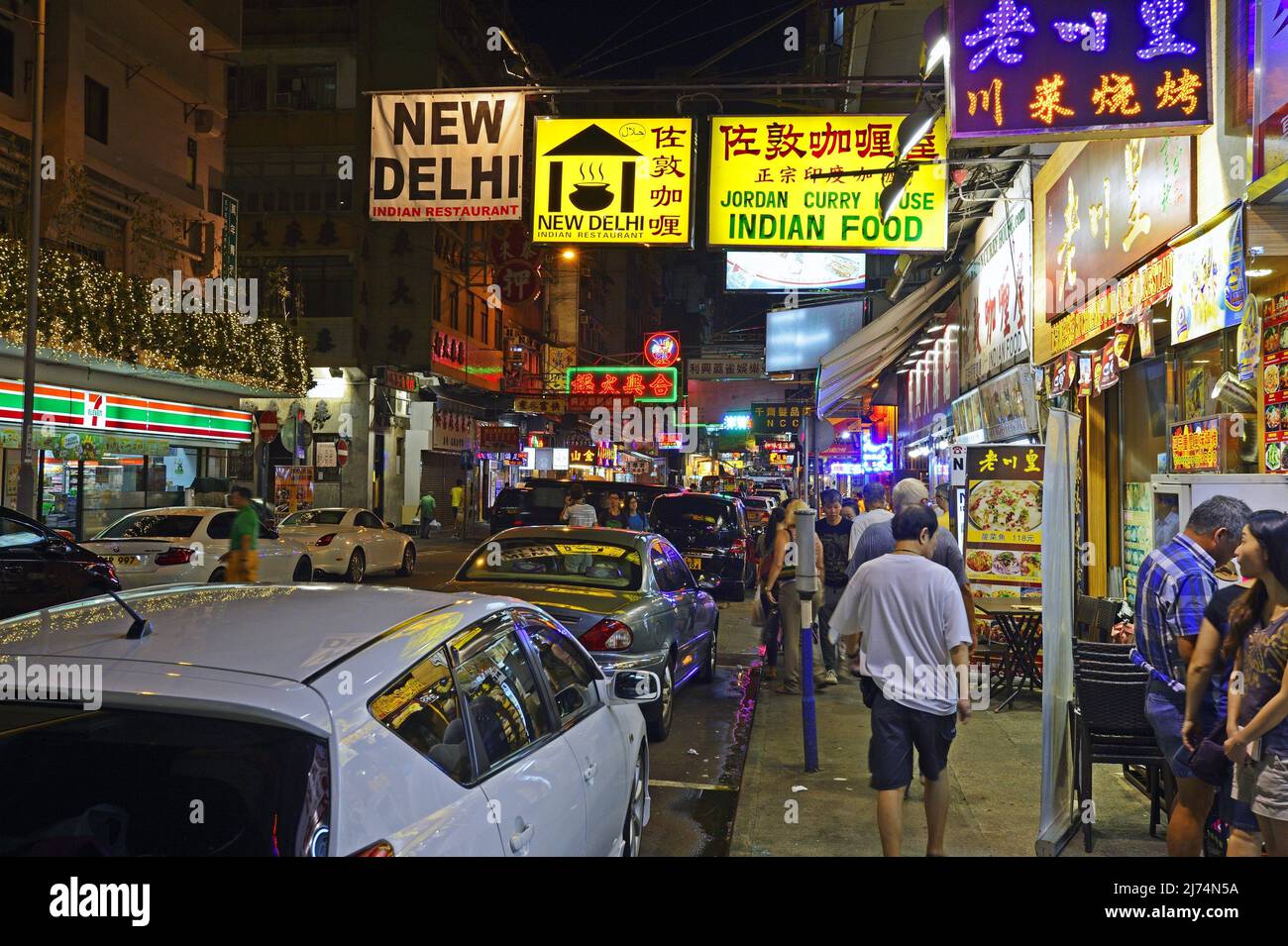 Hektik und leuchtende Werbung auf dem Nachtmarkt rund um die Temple Street in Kowloon, China, Hongkong Stockfoto