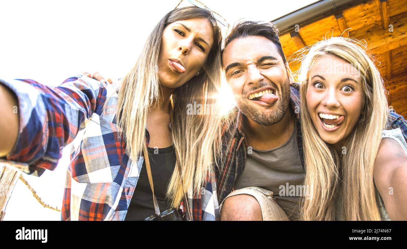 Friends Trio beim Selfie auf Trekkingausflug - Happy Friendship and Freedom Concept mit jungen Jahrtausenden, die Spaß mit lustigen Fac haben Stockfoto