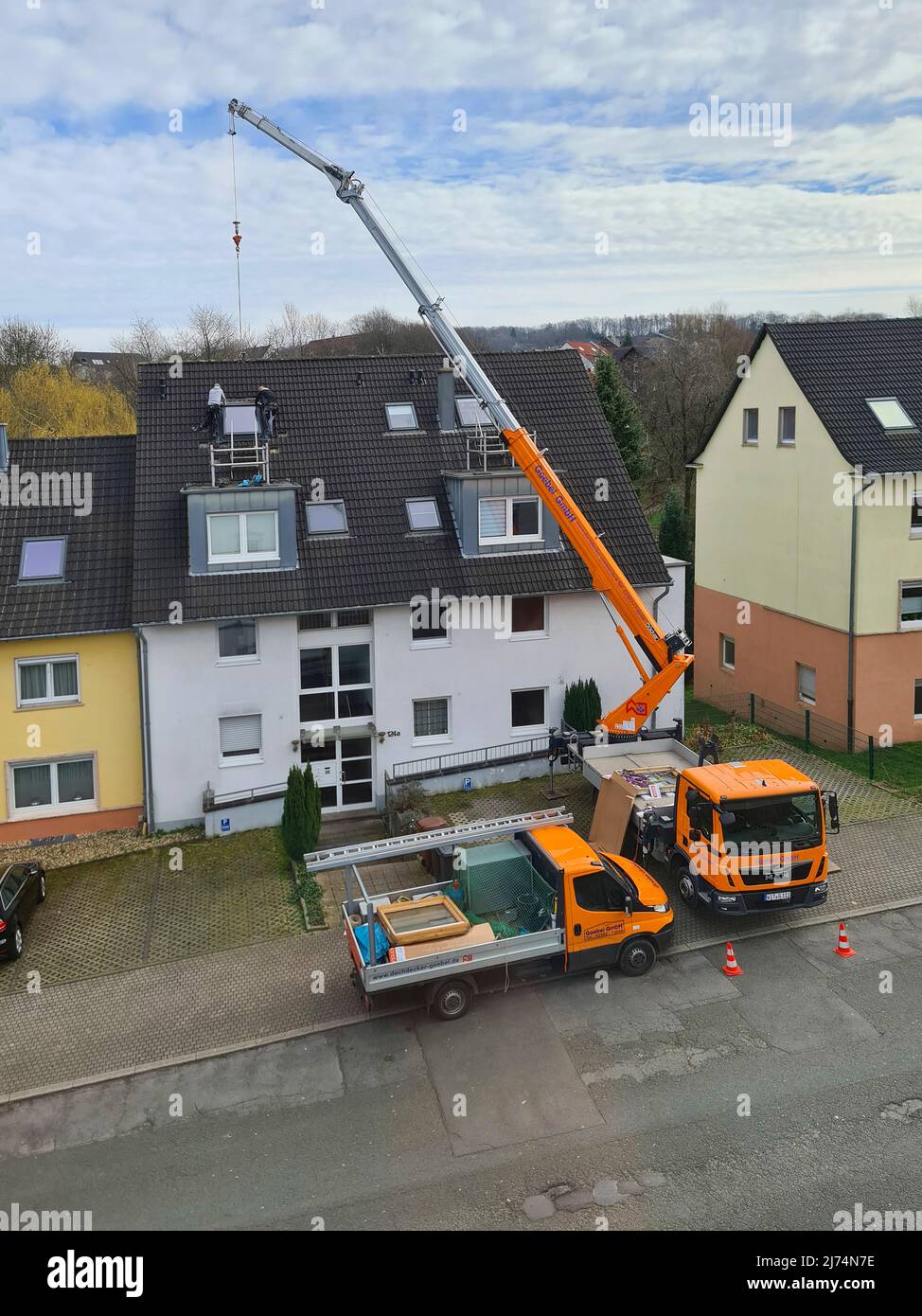 Das Dachfenster wird mit einem Kranwagen, Deutschland, eingeführt Stockfoto