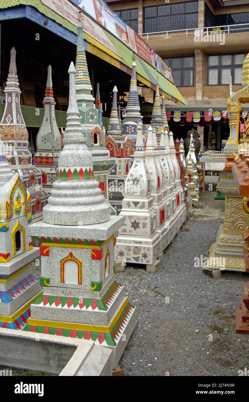Pagaoda-förmige Schatullen auf dem Pat Chong Markt, Thailand Stockfoto