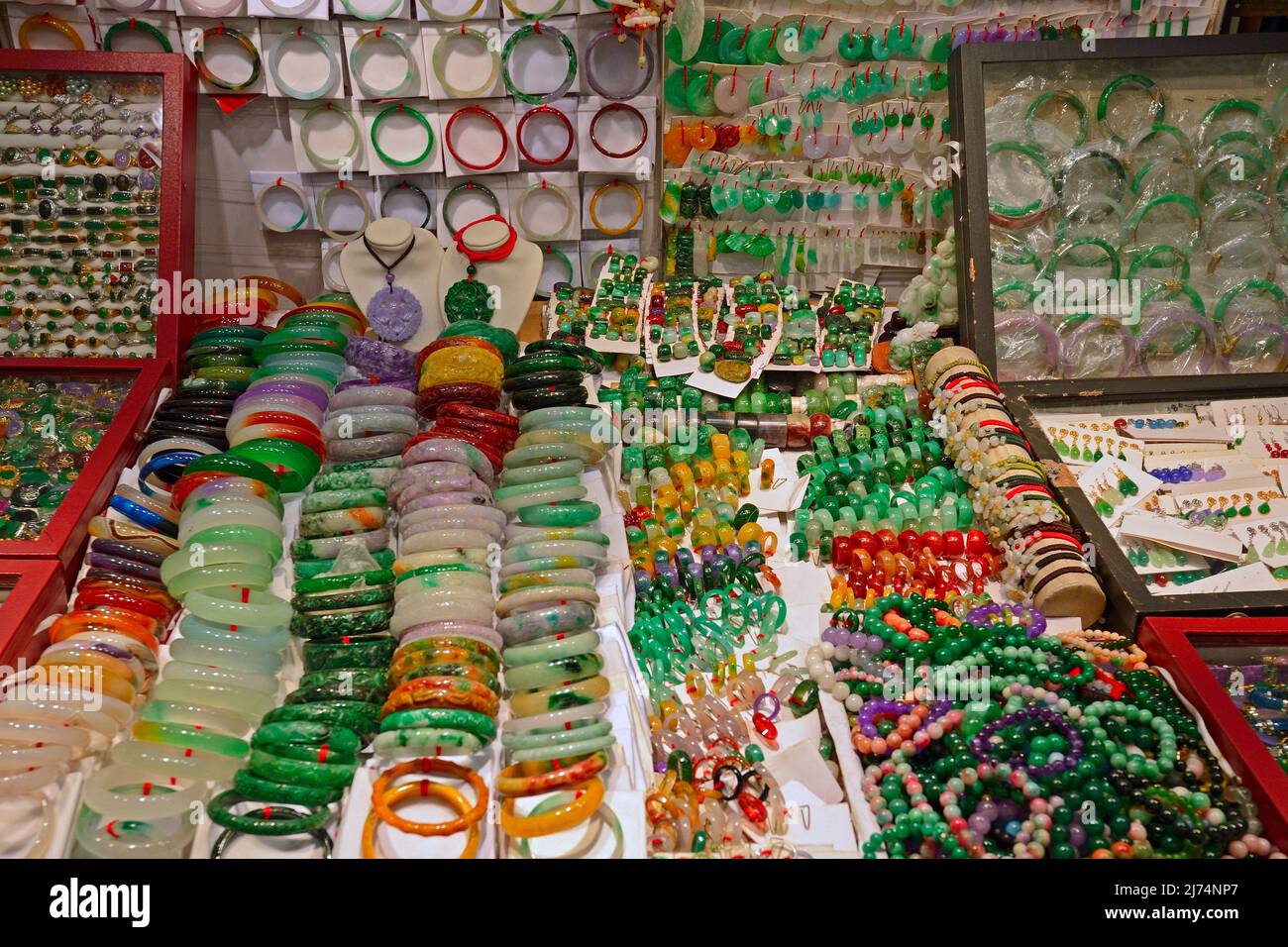 Schmuck aus Jade auf dem Jademarkt in Kowloon, China, Hongkong Stockfoto