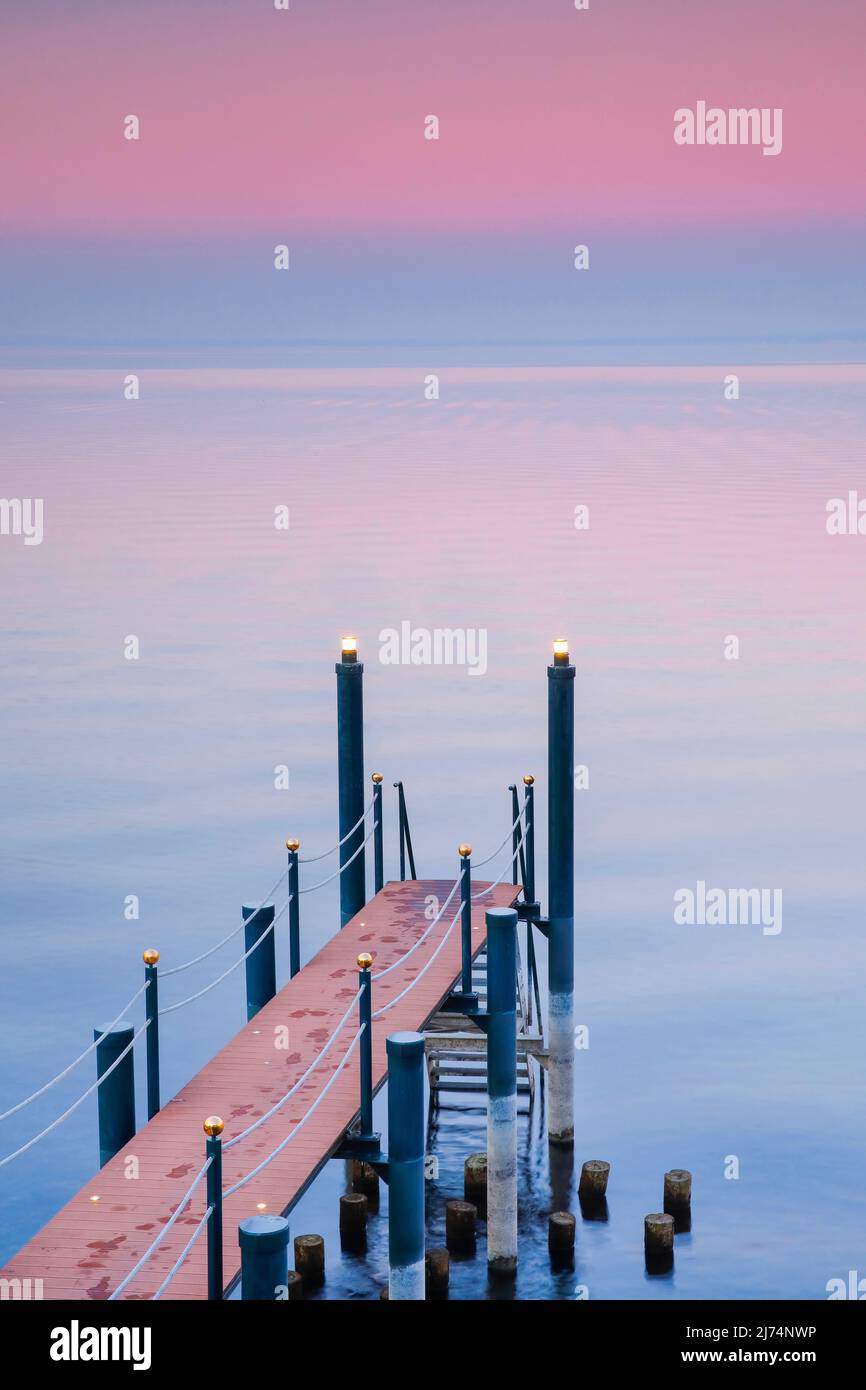 Pinke Abendstimmung über dem Bodensee mit beleuchtem Badesteg, Horn im Kanton Thurgau, Schweiz Stockfoto