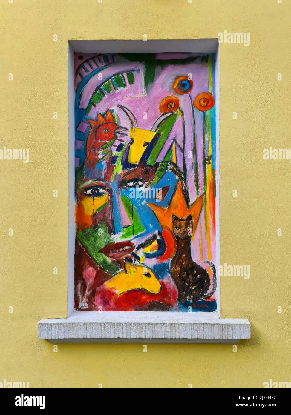 Bunt gemaltes Bild auf einem gemauerten Fenster, Deutschland Stockfoto