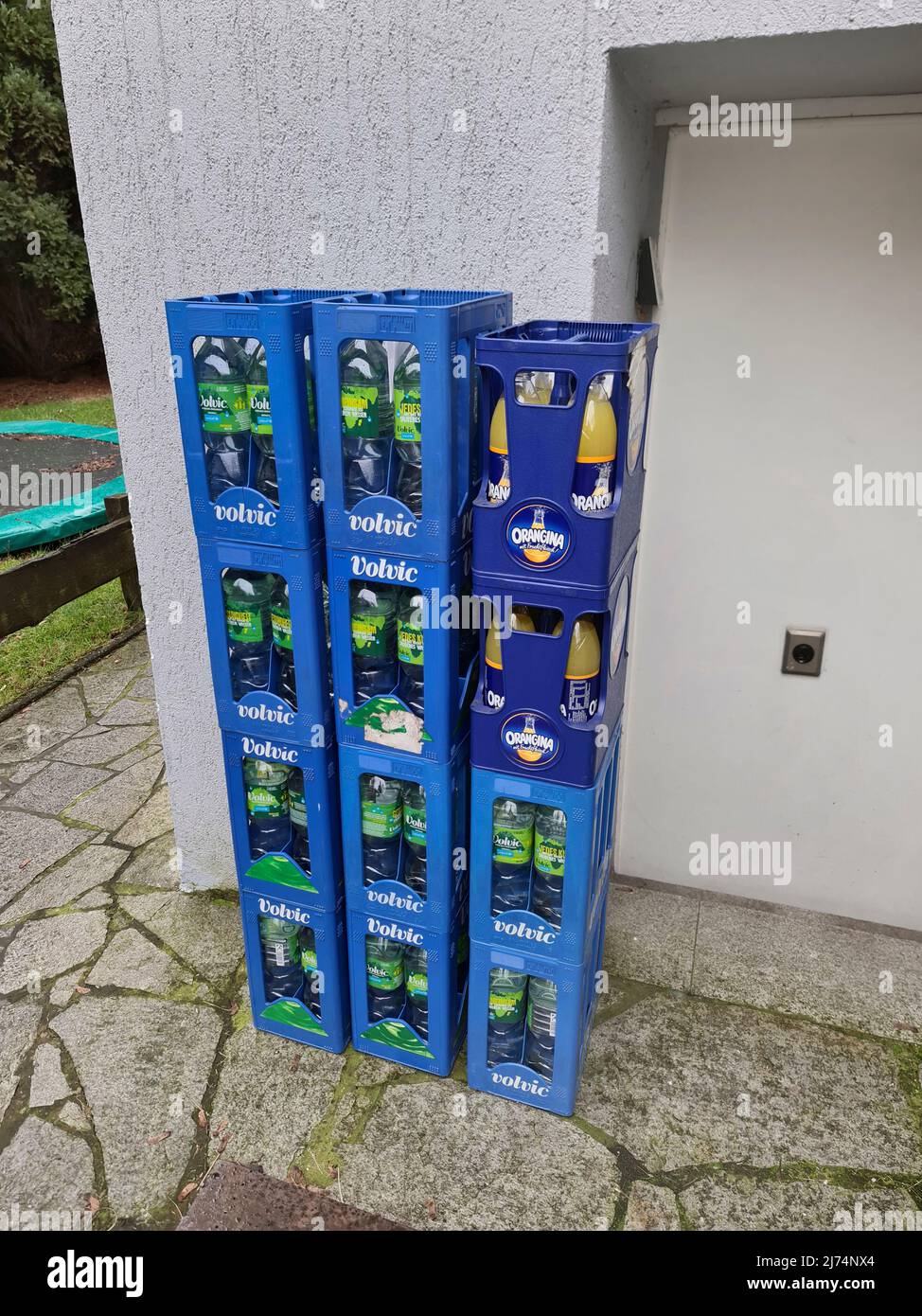 Getränkekisten vor der Kellertür, Deutschland Stockfoto