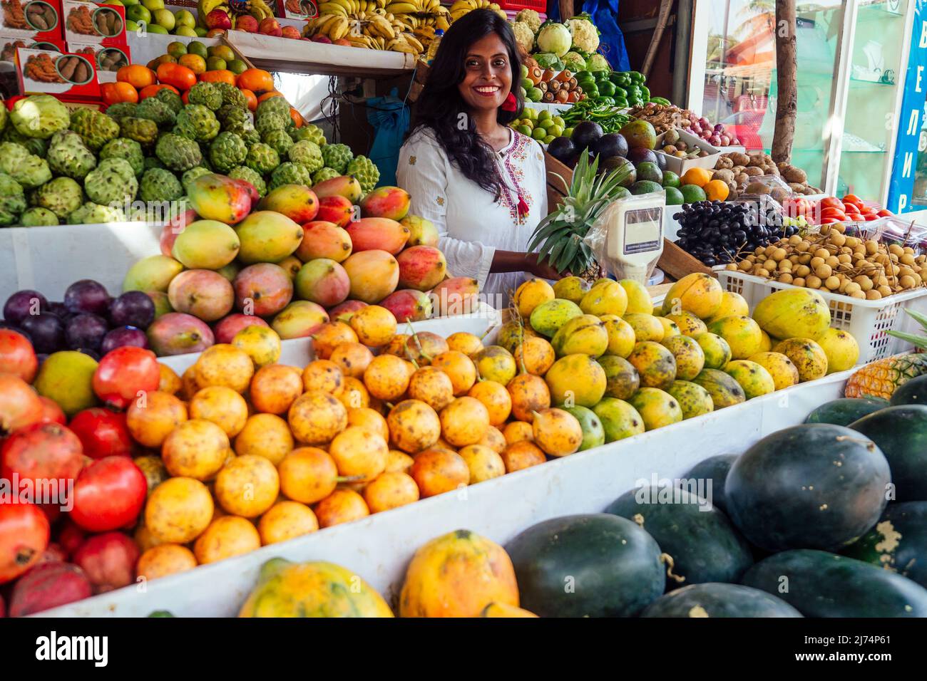 Lächelnde indonesische Geschäftsfrau in kerala goa verkauft Obst- und Gemüsefarm Stockfoto