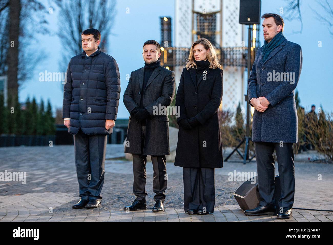 KIEW, UKRAINE - 23. NOVEMBER 2019 - Sprecher der Werchowna Rada der Ukraine Dmytro Razumkov, Präsident der Ukraine Wolodymyr Zelenskyy, seine Frau Olena Zelenska und Premierminister der Ukraine Oleksiy Hontscharuk (L bis R) Besuchen Sie eine Gedenkveranstaltung im Holodomor Museum zum Gedenktag der Holodomor-Opfer in Kiew, der Hauptstadt der Ukraine. Am vierten Samstag im November jährt sich in der Ukraine der 1932-1933. Holodomor, eine von Menschen gemachte Hungersnot, die von den sowjetischen Behörden als Völkermord am ukrainischen Volk anerkannt wurde. Das Foto wurde von der Pressestelle des Ministerkabinetts zur Verfügung gestellt Stockfoto