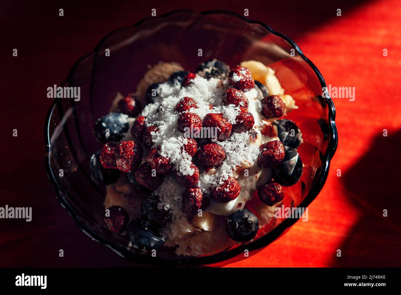 Kaffeeflocken mit Kokosnuss . Leckeres Frühstück auf dem Teller Stockfoto