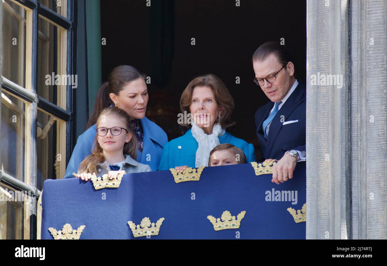 STOCKHOLM, SCHWEDEN - 30. APRIL 2022: König Carl XVI Gustaf 76 Jahre alt. Auf dem Balkon die königliche Familie Stockfoto