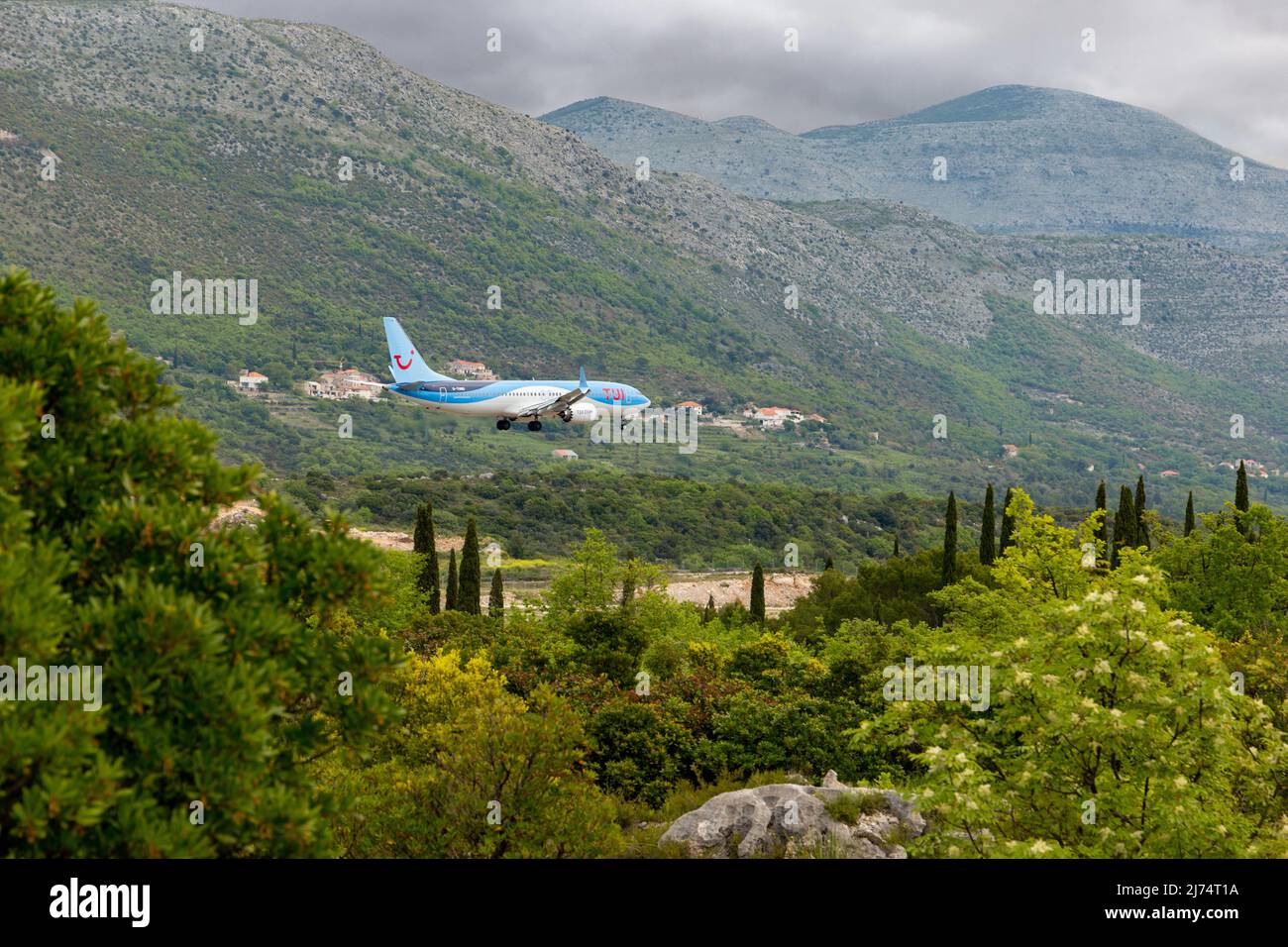 Cavtat, Kroatien - 5. Mai 2022: TUI-Flugzeug landet auf dem Flughafen Dubrovnik (Cavtat). Stockfoto