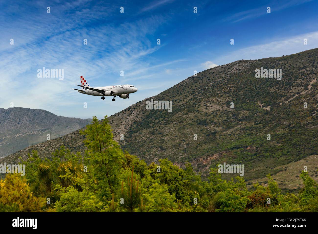 Cavtat, Kroatien - 5. Mai 2022: Die Fluggesellschaft Croatia landet auf dem Flughafen Dubrovnik (Cavtat). Stockfoto