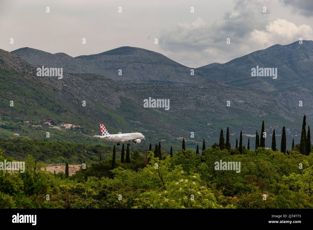 Cavtat, Kroatien - 5. Mai 2022: Die Fluggesellschaft Croatia landet auf dem Flughafen Dubrovnik (Cavtat). Stockfoto