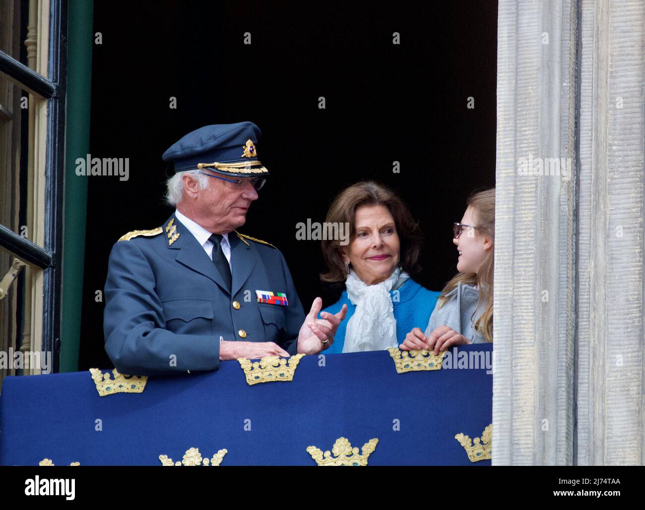 STOCKHOLM, SCHWEDEN - 30. APRIL 2022: König Carl XVI Gustaf 76 Jahre alt. Auf dem Balkon die königliche Familie Stockfoto