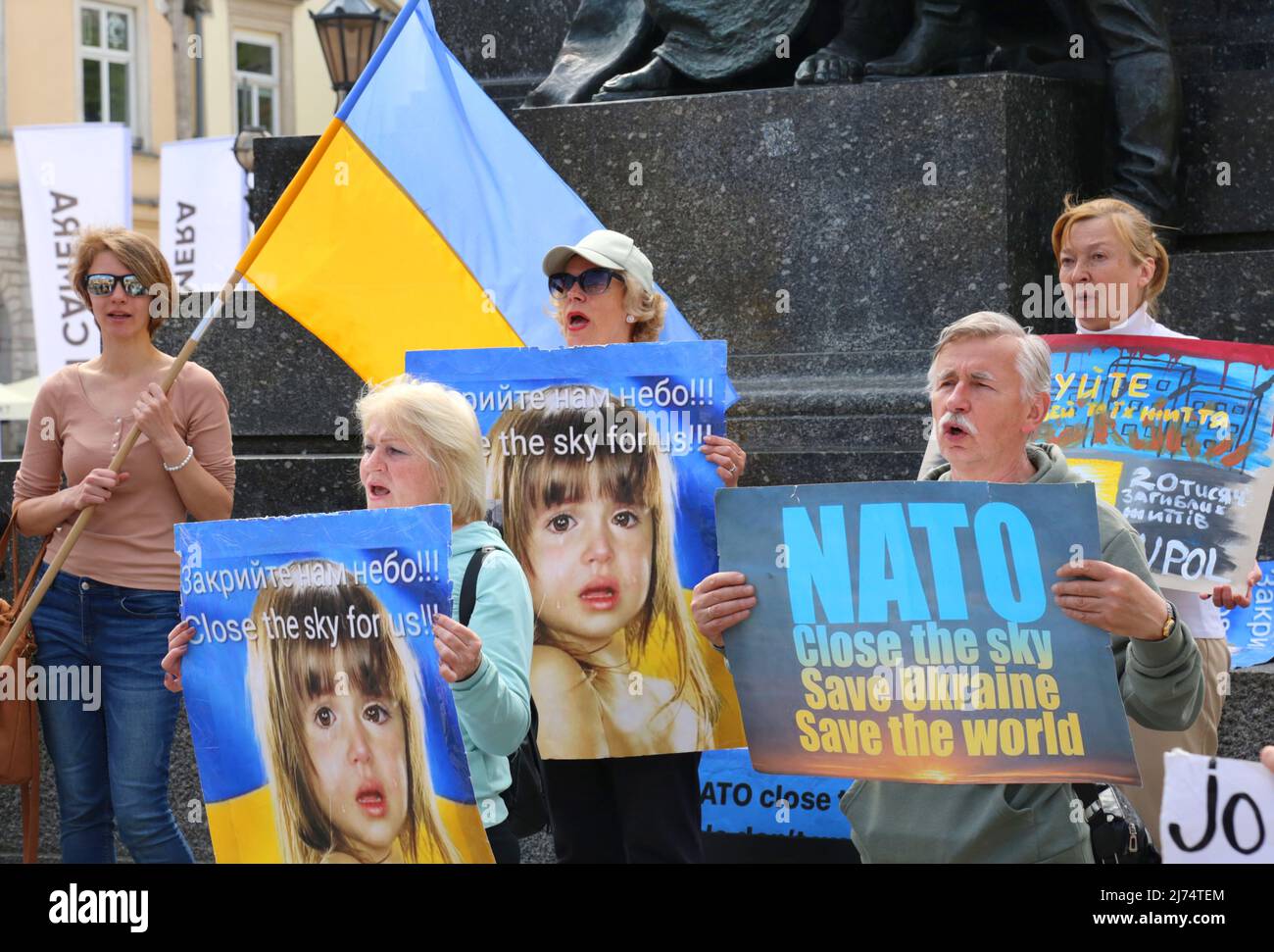 Krakau. Krakau. Polen. Ukrainische Flüchtlinge auf täglicher Kundgebung, die die NATO auffordern, den Himmel über der Ukraine zu schließen Stockfoto