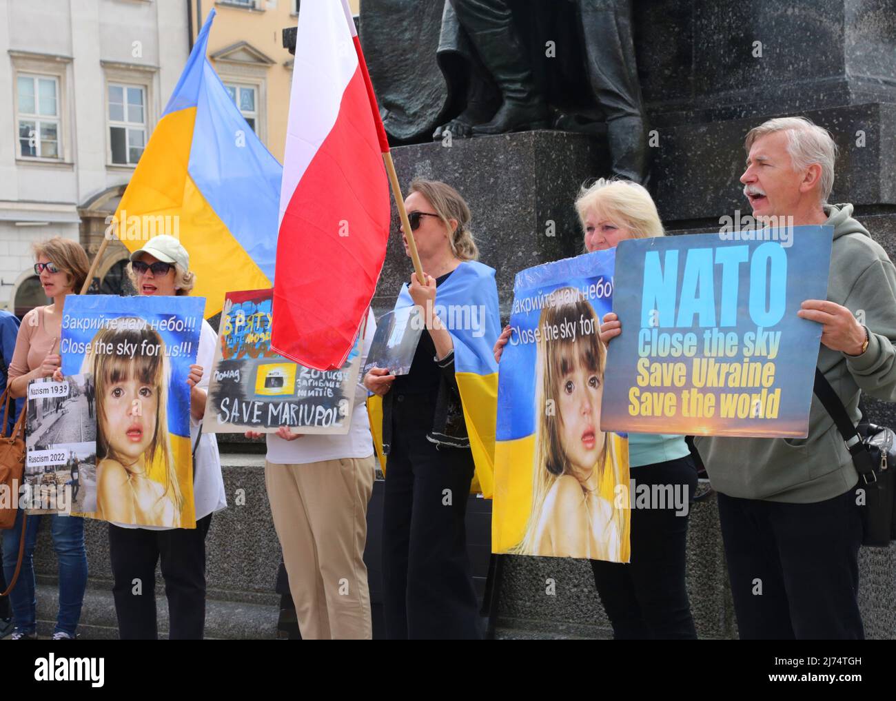 Krakau. Krakau. Polen. Ukrainische Flüchtlinge auf täglicher Kundgebung, die die NATO auffordern, den Himmel über der Ukraine zu schließen Stockfoto