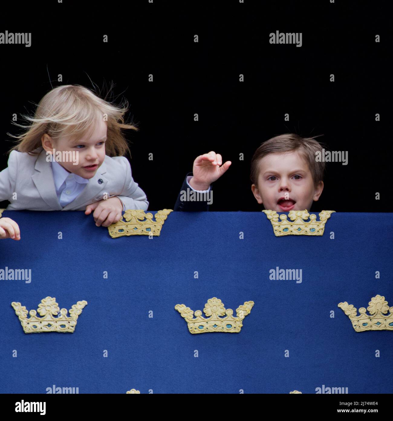 STOCKHOLM, SCHWEDEN - 30. APRIL 2022: König Carl XVI Gustaf 76 Jahre alt. Auf dem Balkon die königliche Familie Stockfoto