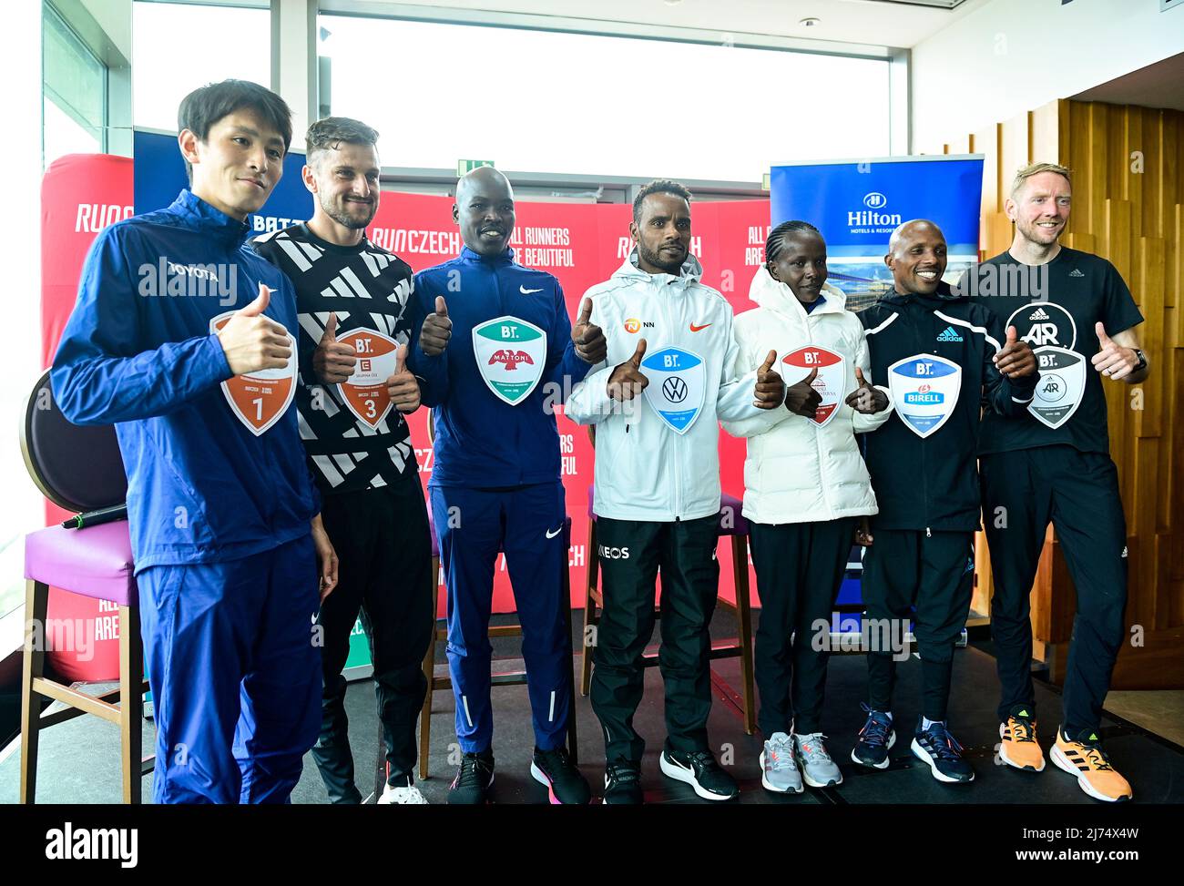 Die Athleten L-R Juma Hattori aus Japan, Jiri Homolac aus Tschechien, Emmanuel Saina aus Kenia, Ayele Abshero aus Äthiopien, Purity Changwony aus Kenia, Nobert Kigen aus Kenia und Jan Pernica aus Tschechien posieren während der Pressekonferenz vor dem Volkswagen Prag Marathon 2022 am 6. Mai 2022, In Prag, Tschechische Republik. (CTK Photo/Roman Vondrous) Stockfoto