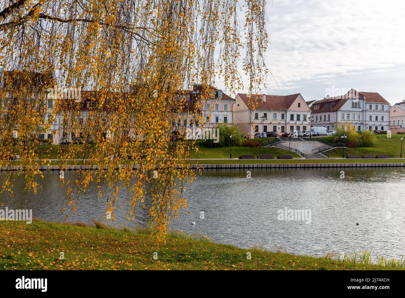 Der Dreifaltigkeitsvorort in Minsk, Weißrussland, alte bunte traditionelle Gebäude im ältesten Bezirk der Oberstadt Minsk am Fluss Svislach im Herbst. Stockfoto