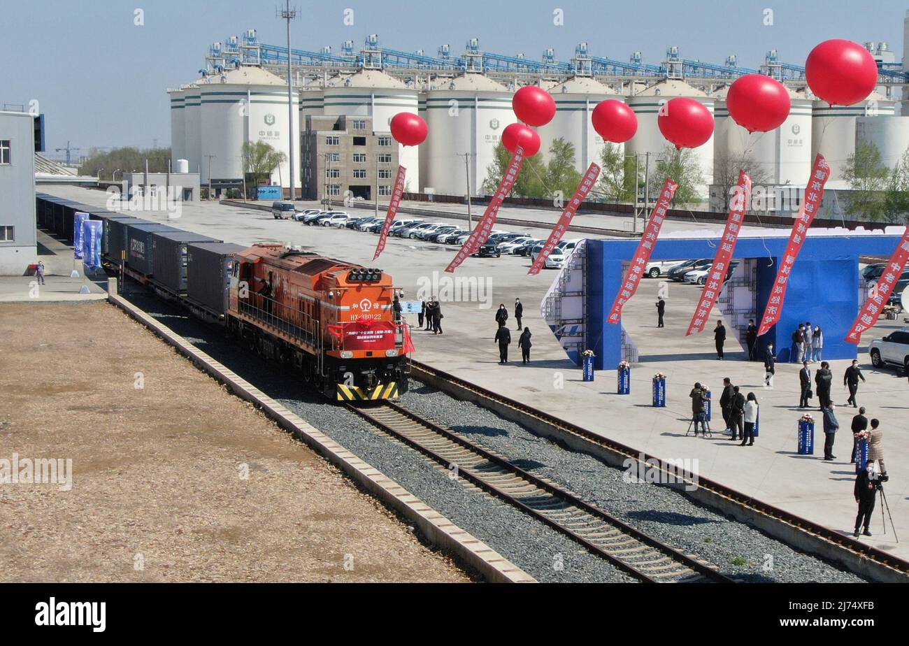 (220506) -- PEKING, 6. Mai 2022 (Xinhua) -- Luftfoto vom 22. April 2022 zeigt Liaonings ersten internationalen Güterzug, der über die China-Laos-Eisenbahn von Shenyang, nordöstlich der chinesischen Provinz Liaoning, abfährt. (Xinhua/Yang Qing) Stockfoto