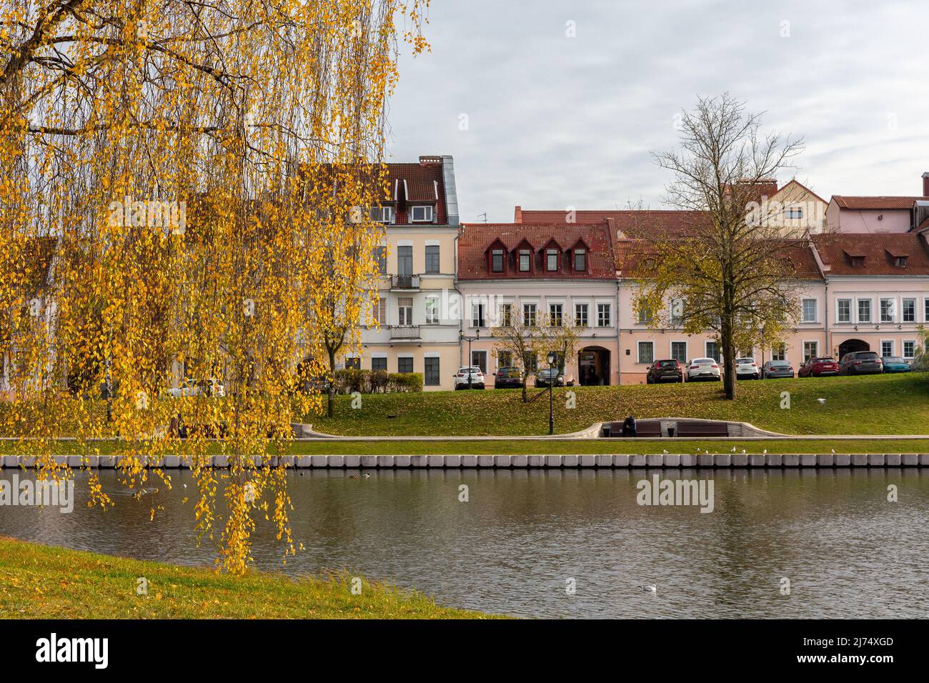 Der Dreifaltigkeitsvorort in Minsk, Weißrussland, alte bunte traditionelle Gebäude im ältesten Bezirk der Oberstadt Minsk am Fluss Svislach im Herbst. Stockfoto