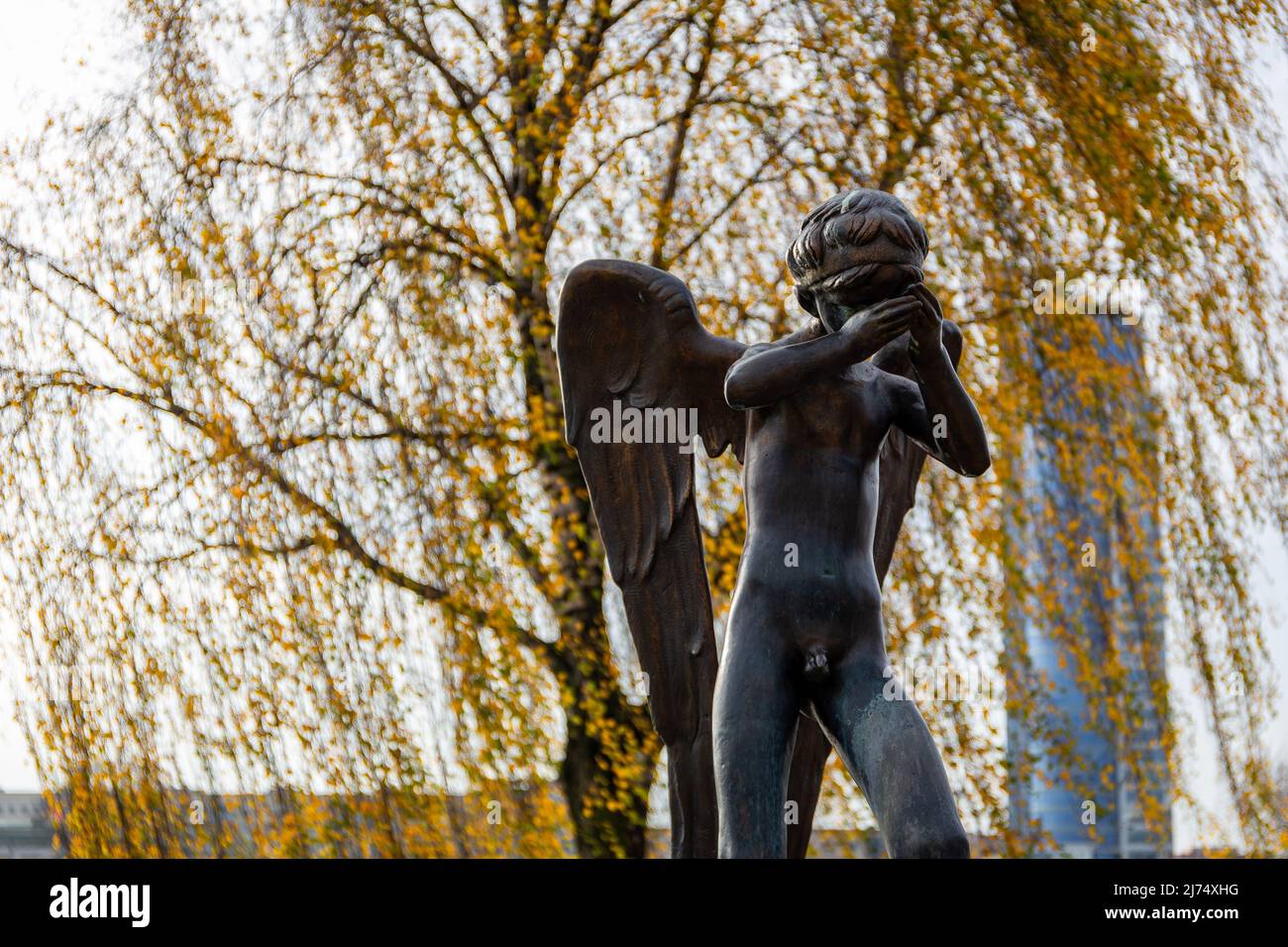 Minsk, Weißrussland, 04.11.21. Statue eines weinenden Engels auf der Insel der Tränen, die weißrussischen Soldaten gewidmet ist, die im Afghanistan-Krieg, goldenen Herbst, gestorben sind Stockfoto Minsk, Weißrussland, 04.11.21. Statue eines weinenden Engels auf der Insel der Tränen, die weißrussischen Soldaten gewidmet ist, die im Afghanistan-Krieg, goldenen Herbst, gestorben sind Stockfoto