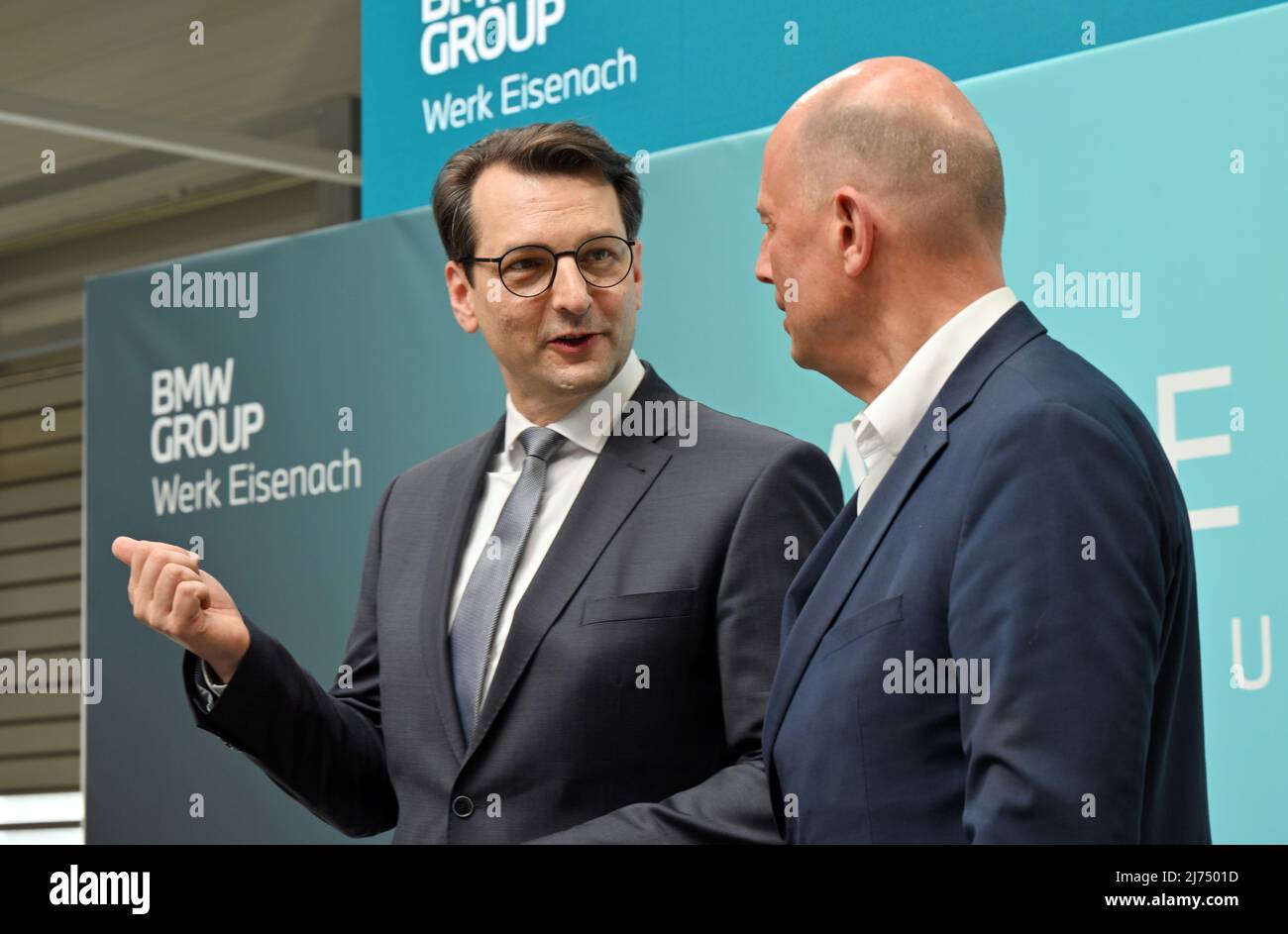 06. Mai 2022, Thüringen, Krauthausen: Milan Nedeljkovic (l), Mitglied des Vorstands der BMW AG für Produktion, und Wolfgang Tiefensee (SPD), Minister für Wirtschaft, Wissenschaft und digitale Gesellschaft Thüringens, sprechen in einer Produktionshalle im BMW Werk Eisenach. Es ist der größte Werkzeugstandort des Unternehmens in der Welt. Alle Modelle der Marken BMW, MINI und Rolls-Royce erhalten ihre spezifische Form von Werkzeugen aus Eisenach. Mit einem Festakt wird der Ausbau des BMW-Werks in Eisenach eröffnet und das 30.-jährige Bestehen des Unternehmens gefeiert. Foto: Martin Schutt/dpa Stockfoto