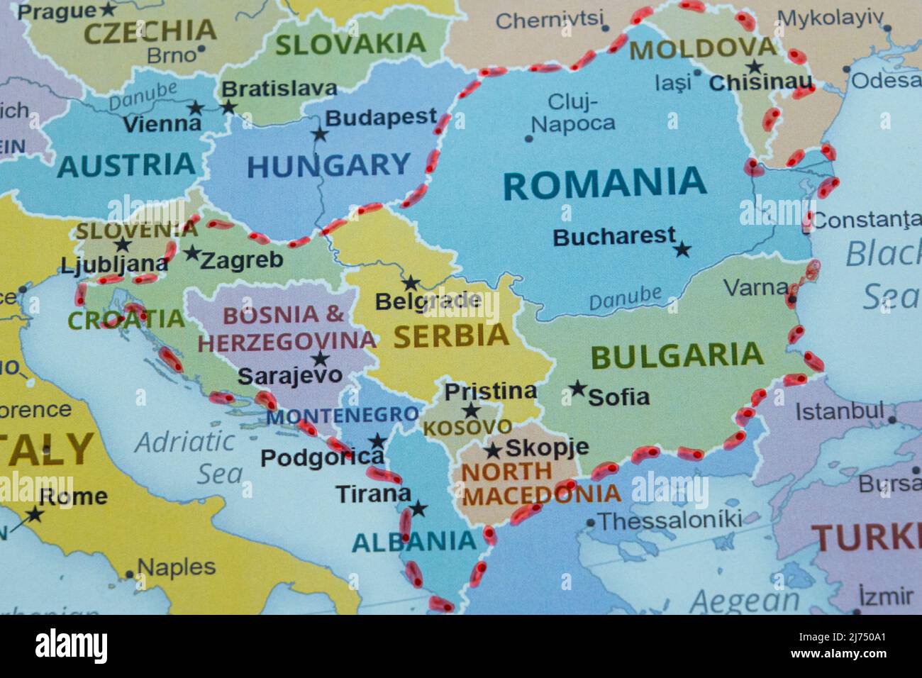 Balkanländer und Region auf der mit einem Stift markierten Karte, Balkan-Reiseroute auf der Karte mit rotem Stift, Reisidee, Urlaubs- und Roadtrip-Konzept, europa Stockfoto