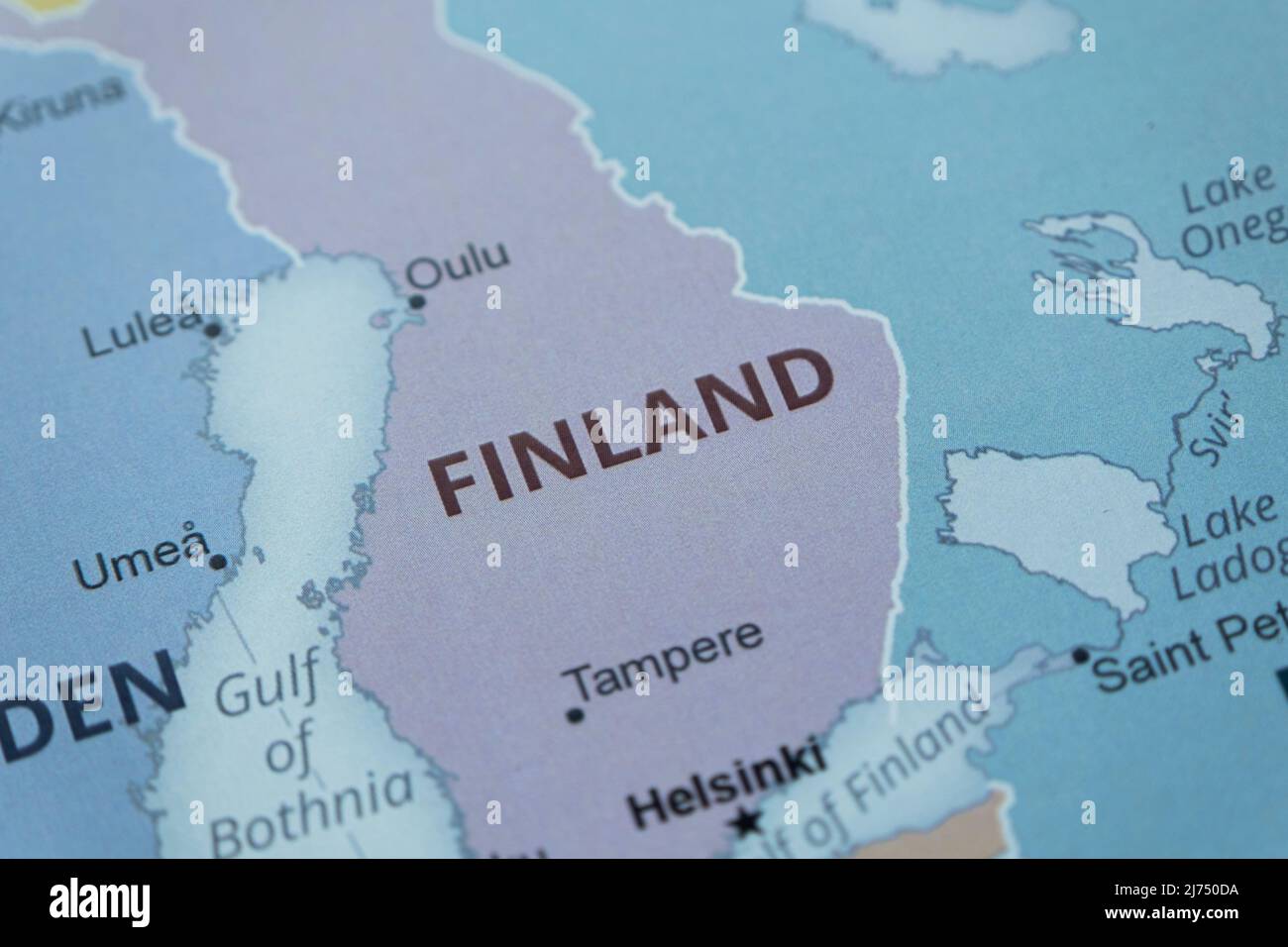 Finnland Land und Lage auf der Karte, Makroaufnahme und Nahaufnahme von Finnland auf der Karte, Reiseidee, Urlaubskonzept, Finnkultur, nordeuropäisches Reiseziel Stockfoto